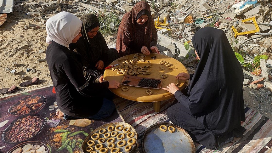 Gazze’de kadınlar enkaz üzerinde pişirdikleri geleneksel kurabiyelerle bayram sevincini yaşatmaya çalışıyor