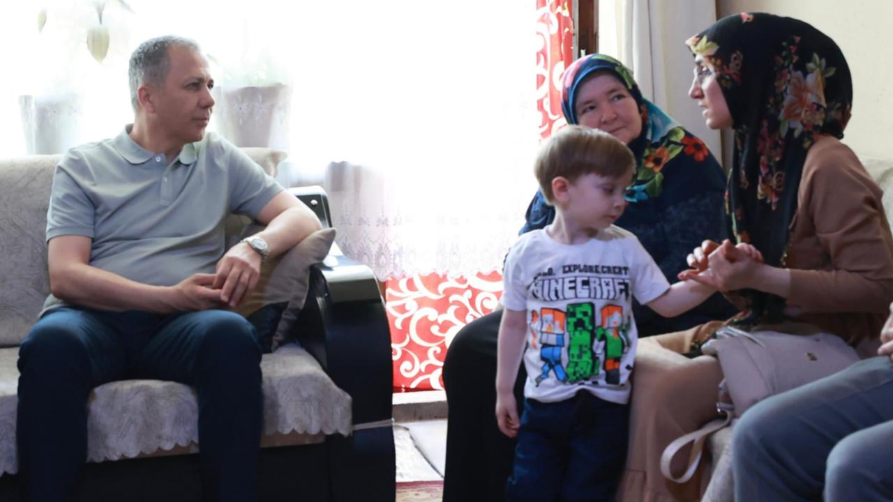 Bakan Yerlikaya'dan şehit Astsubay Kaya'nın ailesine ziyaret