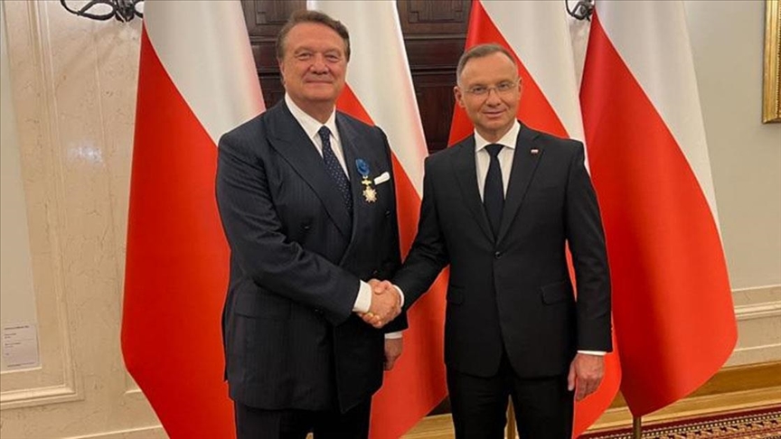 Hasan Arat'a Polonya'dan Üstün Liyakat Madalyası