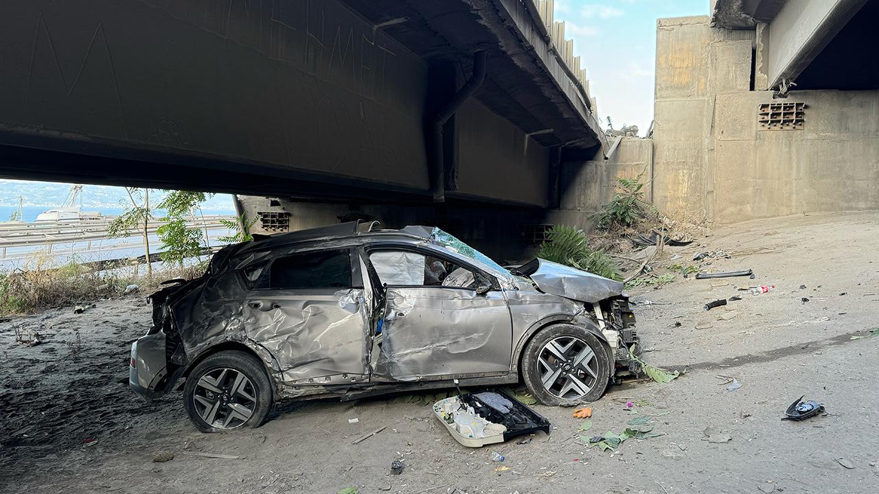 Kocaeli'de otomobil viyadükten düştü: 1 Yaralı