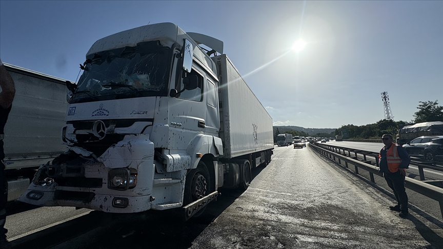 Anadolu Otoyolu'nda 3 tırın karıştığı kaza ulaşımı aksattı