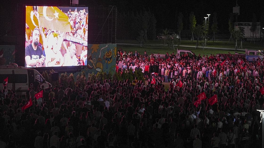 Vatandaşlar, Türkiye - Çekya maçını kurulan dev ekranlardan izledi