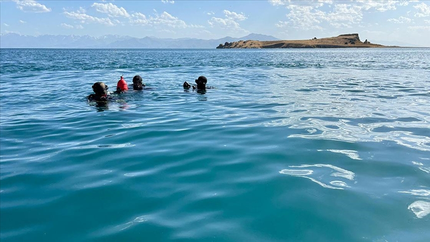 Van Gölü'nde kaybolan genci arama çalışmaları devam ediyor