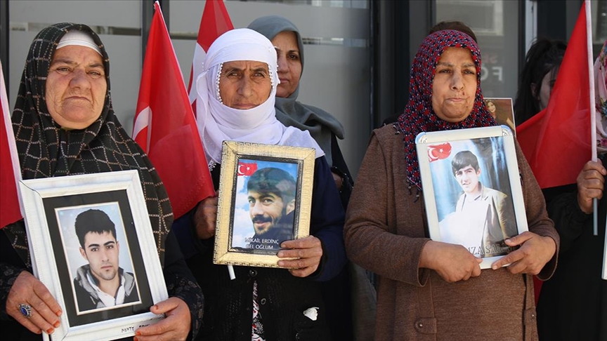 Vanlı aileler DEM Parti İl Başkanlığı önündeki eylemlerini sürdürdü