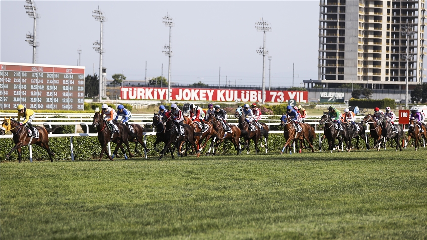 At yarışlarında GAZİ KOŞUSU heyecanı