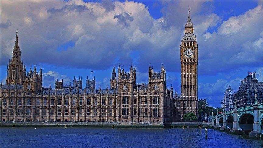 İngiltere'de erken seçimi İşçi Partisi büyük farkla kazandı