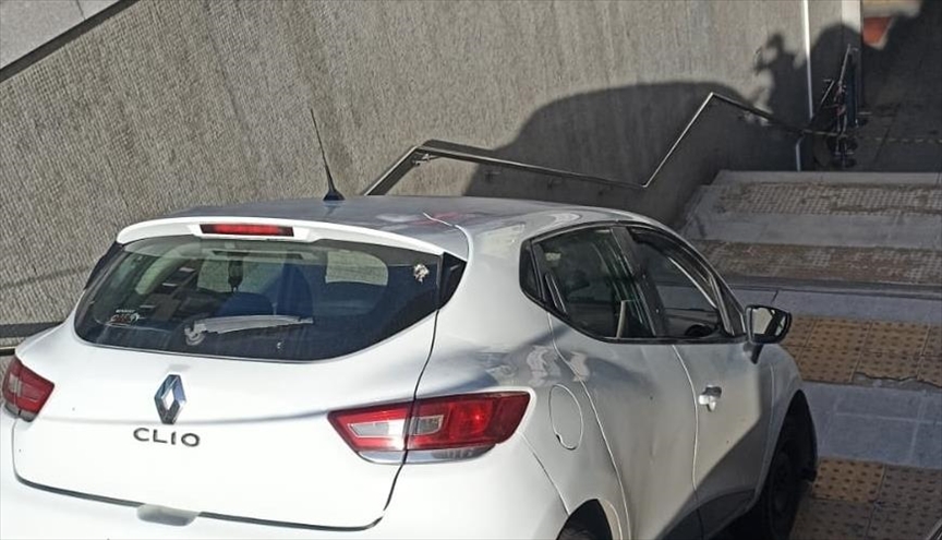 Ankara'da kontrolden çıkan otomobil, Kızılay'daki metro istasyonu girişine düştü