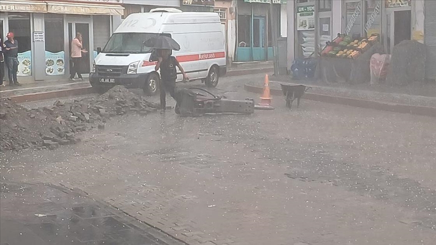 Sağlık Bakanlığı, sel bölgesinde 7 UMKE timi ve 22 ambulansın görevlendirildiğini bildirdi