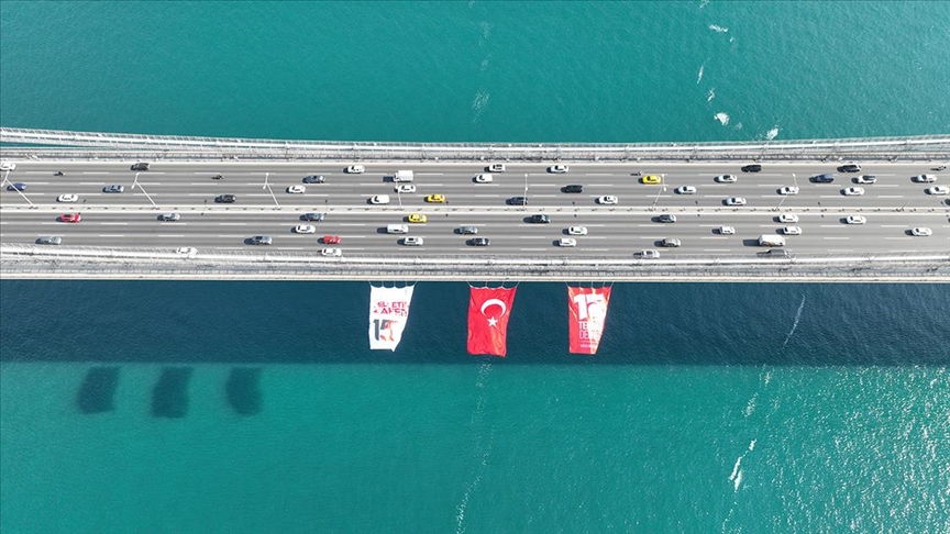 İstanbul'daki köprülere Türk Bayrağı asıldı