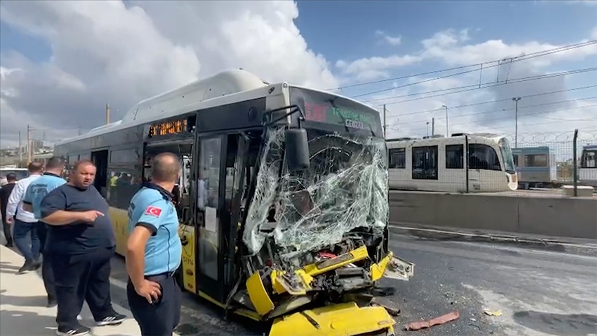 Sultangazi'de İETT otobüsünün tıra çarptığı kazada 7 kişi yaralandı