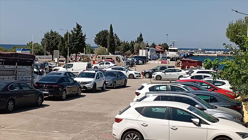 Gökçeada ve Bozcaada feribotlarında YOĞUNLUK