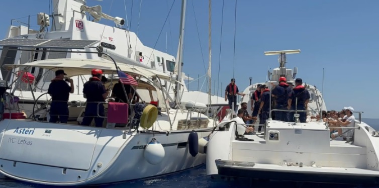 Bakan Yerlikaya duyurdu! İzmir'de Kıskaç operasyonu: 8'i FETÖ'cü 10 kişi yakalandı