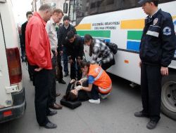 Otobüsten İndi, Minibüs Çarptı