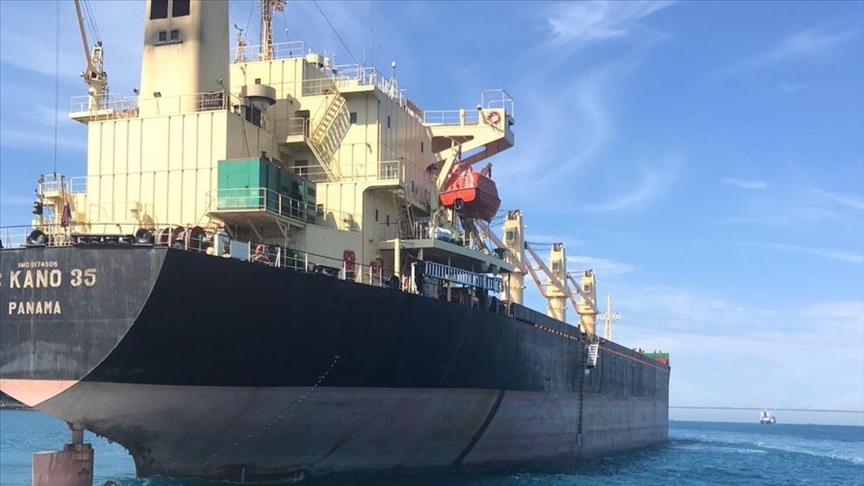 İstanbul Boğazı'nda karaya sürüklenen gemi için kurtarma ekibi sevk edildi