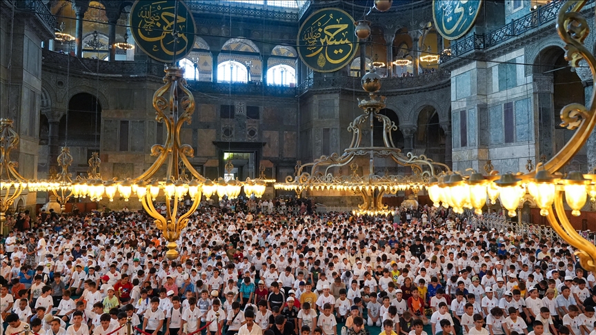 TÜGVA'nın yaz okuluna giden öğrenciler Ayasofya-i Kebir Cami-i Şerifi'nde buluştu