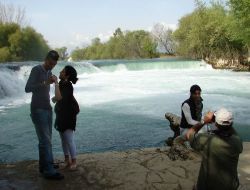 Nevruz Ve Paskalya Bayramı Tatiline Gelen İranlı Ve Avrupalı Turistler Manavgat Şelalesi'nde Buluştu