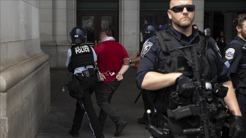 ABD polisinden Netanyahu'yu protesto eden göstericilere müdahale