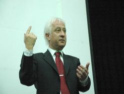 Prof. Dr. Altın, Konferansa Katılım Az Olunca Açıklamalarını Basın Mensuplarına Yaptı