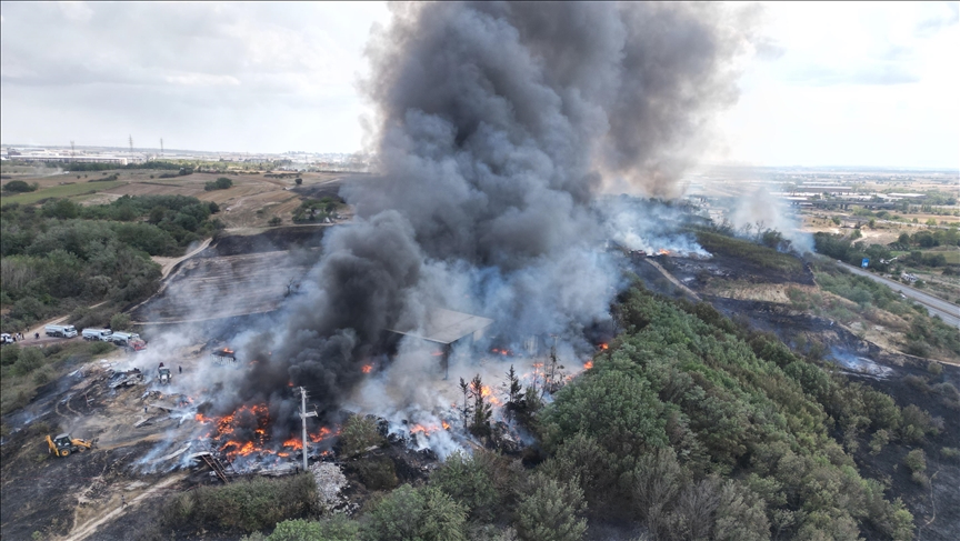Tekirdağ'da otluk alandan geri dönüşüm tesisine sıçrayan yangına müdahale ediliyor