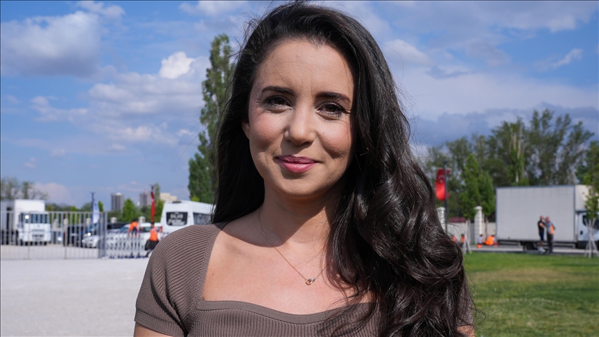 Sanatçı Karsu ve ailesinden depremden etkilenen Hatay'a destek