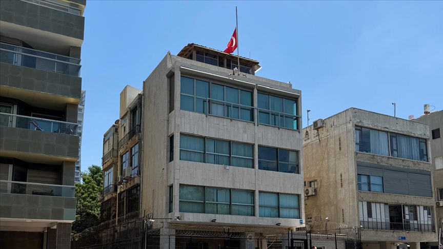 Milli yas nedeniyle Türkiye'nin Tel Aviv Büyükelçiliği ve Kudüs Başkonsolosluğunda bayraklar yarıya indirildi