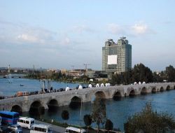 Sabancılar Adana'yı Tiyatro Sahnesine Çeviriyor