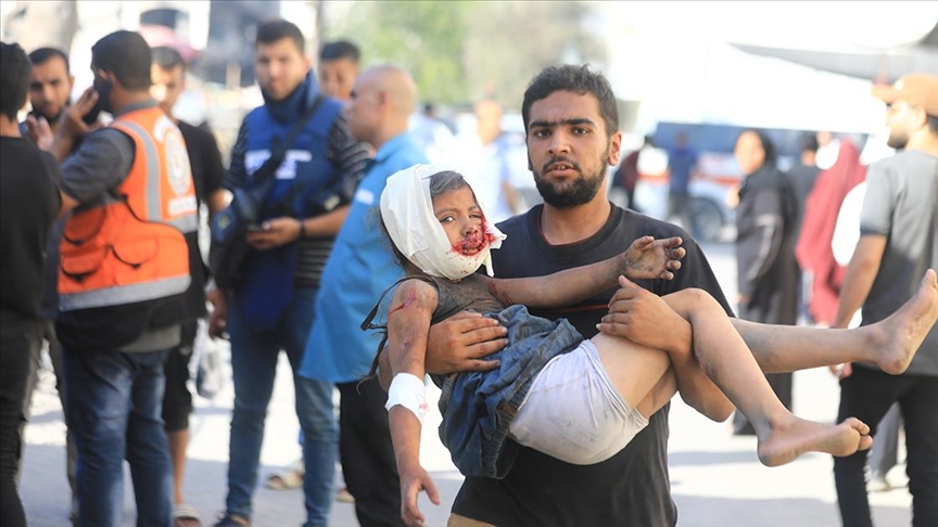 İsrail'in Gazze'de zorla yerinden edilenlerin sığındığı iki okula düzenlediği saldırıda ölü sayısı 30'a yükseldi