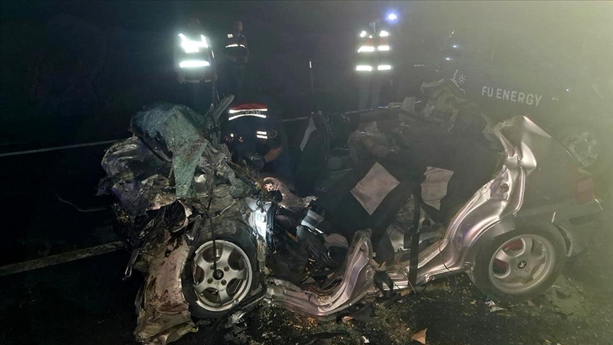 Kütahya'da yeni evlenen çift, düğün dönüşü trafik kazasında hayatını kaybetti