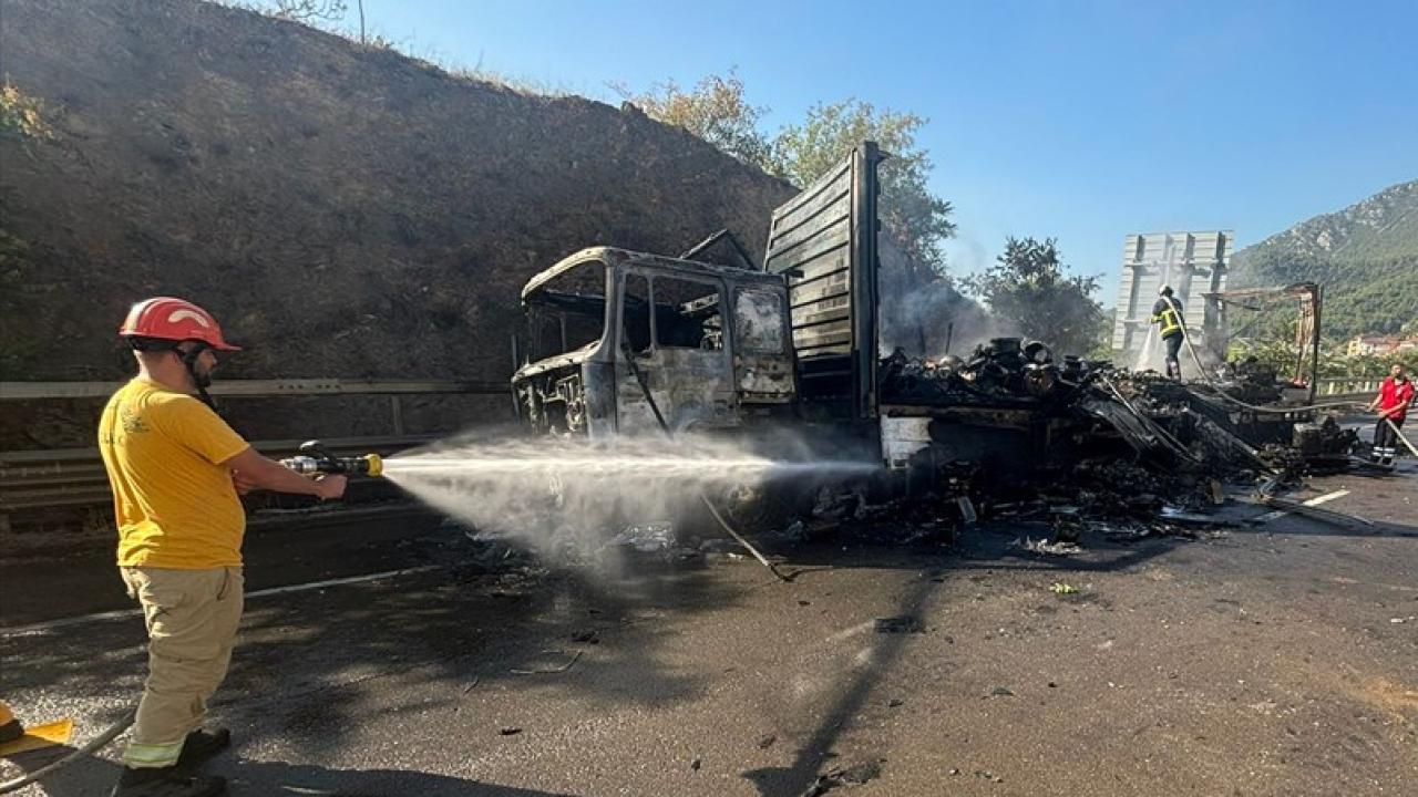 Seyir halindeki ambar yüklü tır alev aldı