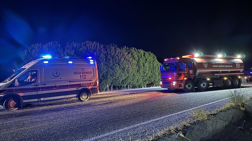 İzmir'de zeytinlik alanda çıkan yangına müdahale ediliyor