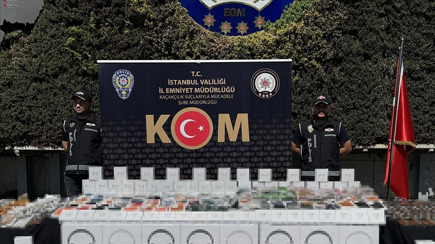 İstanbul'da 9 depoya yönelik operasyonda çok sayıda kaçak cep telefonu aksesuarı ele geçirildi