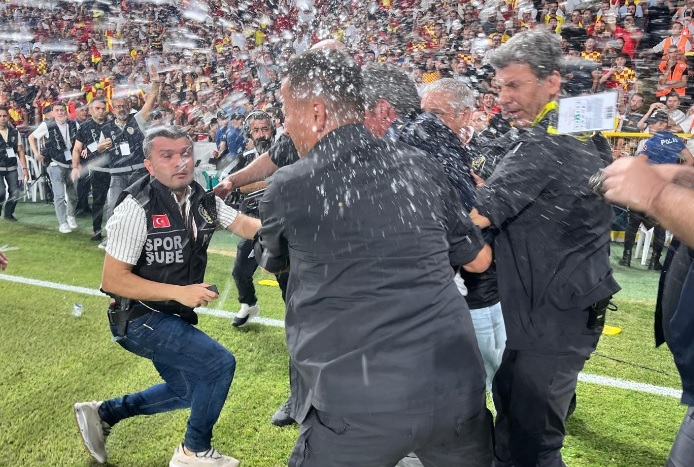 Göztepe-Fenerbahçe maçında Ali Koç'a yabancı madde isabet etti