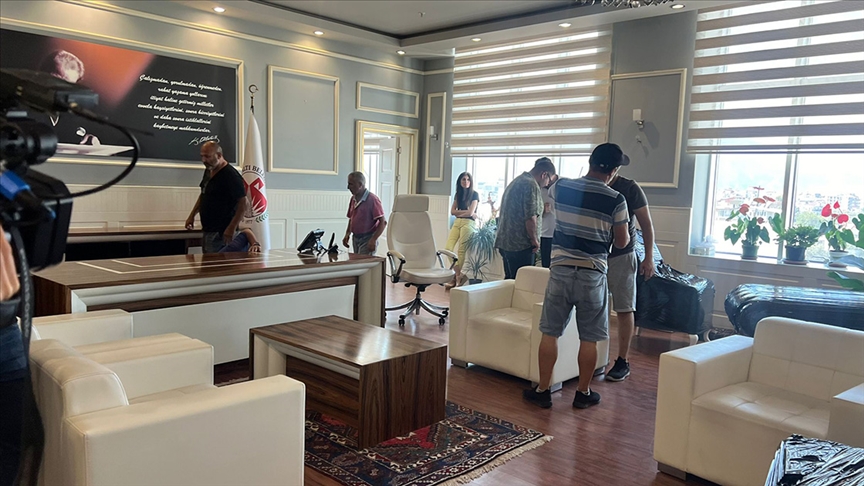 Döşemealtı Belediye Başkanı Dal'ın makam odasındaki eşyalar, ödenmeyen borç nedeniyle haczedildi