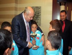 Minik Futbolcular Vali Çetin'i Ziyaret Etti