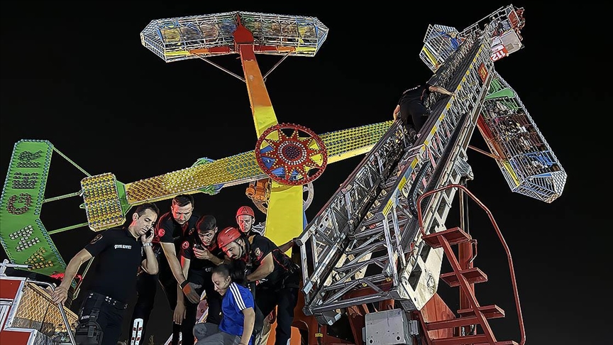 Kahramanmaraş'ta lunaparkta yüksekte 1 saat asılı kalan 23 kişi kurtarıldı