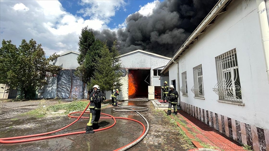 Kayseri'de sünger fabrikasındaki yangın söndürüldü