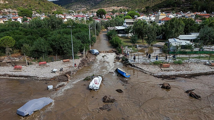 İzmir Menderes'te sağanak sonrası yol çöktü, bazı ev ve iş yerlerini su bastı!