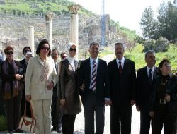 Cumhurbaşkanı Gül, Meryem Ana Evi'nin Çeşmesinde Elini Yıkadı!