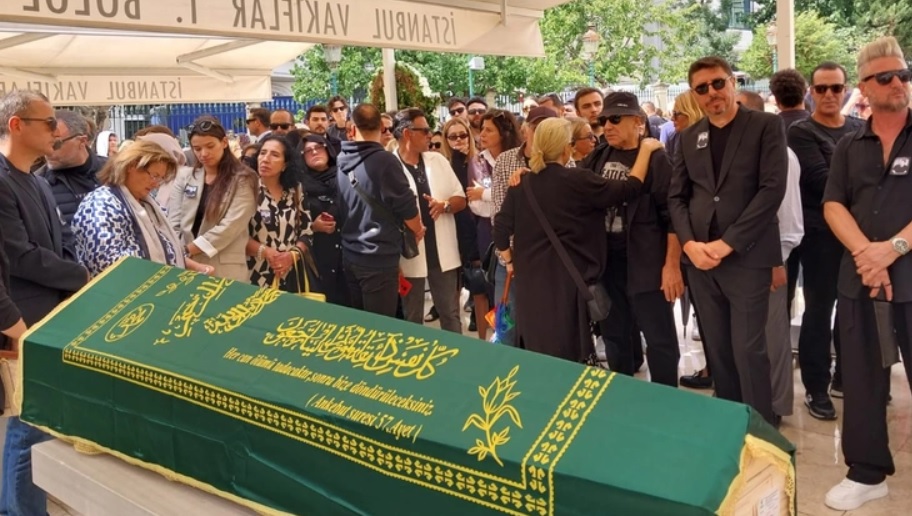 Ünlü Şarkıcı Metin Arolat Son Yolculuğuna Uğurlandı