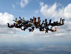 Ukraynalı Kadın Paraşütçülerden Havada Yıldız Yapma Gösterisi