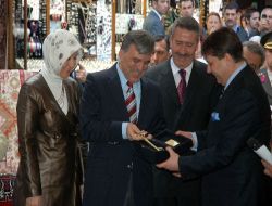 Cumhurbaşkanı Gül, İzmir'de Hediye Yağmuruna Tutuldu