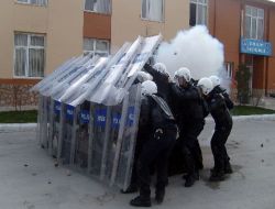Çevik Kuvvet Göz Doldurdu