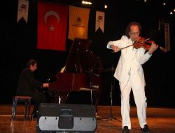 Dünyaca Ünlü İranlı Keman Virtüözü Farjad'ı Binlerce Kişi Dinledi