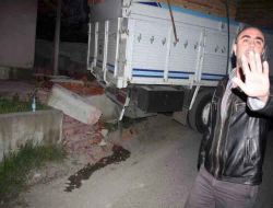 15 Ton Kereste Yüklü Kamyon, Evin Bahçe Duvarına Çarparak Durabildi