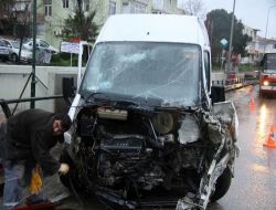 İşçi Servisi Kaza Yaptı: 3 Kişi Yaralandı