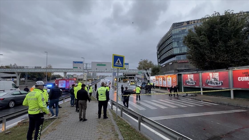 Bakırköy'de kazaya müdahale eden trafik polisi, İETT otobüsünün çarpması sonucu şehit oldu