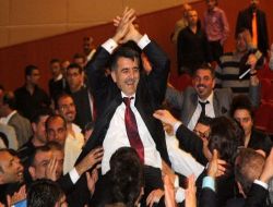 9 Adaylı Seçimde Zaferi Abartan Delegeler Kazanan Başkanı Uzun Süre Omuzlarda Taşıdı