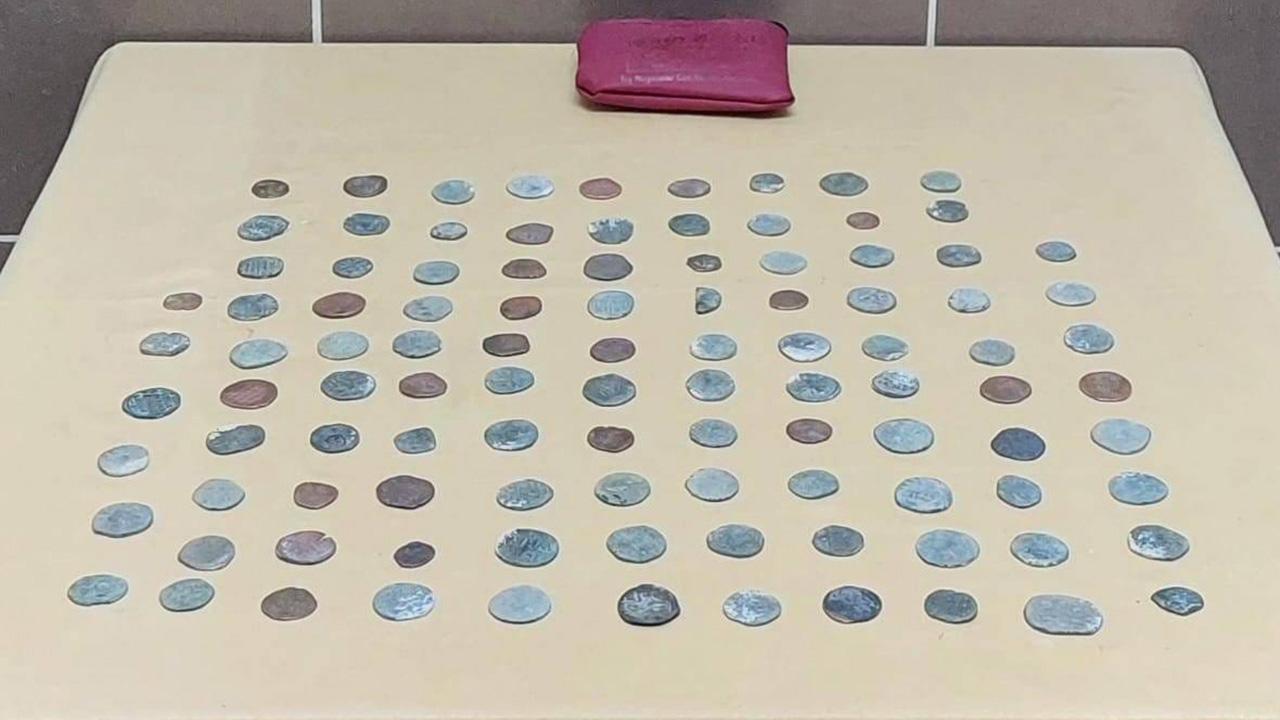 Bizans dönemine ait 104 sikke ele geçirildi!
