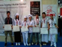 Osmangazi Anadolu Otelcilik Ve Turizm Meslek Lisesi Öğrencileri Gastronomi Festivali'nde Altın Madalya Aldı