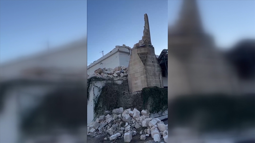 Mersin'de şiddetli rüzgar cami minaresini yıktı!